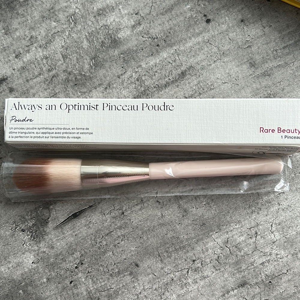 RARE BEAUTY BY SELENA GOMEZ
Always An Optimist Powder Brush